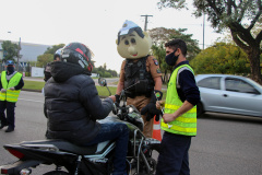 No Dia do Motociclista, BPTran faz blitz educativa e distribui antena corta fio pra evitar acidentes com linha de cerol