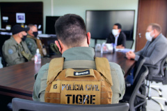 Secretário coronel Marinho recebe placa alusiva aos 30 anos de grupo especializado da Polícia Civil