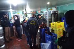 No Bairro Alto, em Curitiba, AIFU flagra estabelecimento aberto e apreende máquina caça-níquel e cigarros contrabandeados