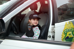 Menina fã da Polícia Militar recebe surpresa de policiais femininas em Colombo, na RMC