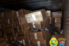 Carreta com 800 caixas de cigarros tomba na PR 082 e motorista abandona carga em Cidade Gaúcha (PR)