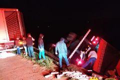  Caminhão com cigarros contrabandeados tomba na PR 445 e BPRv apreende 450 mil maços em Tamarana (PR) 