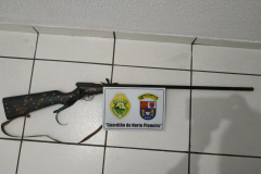 Em situações distintas, PM prende dois homens e apreende espingarda artesanal e drogas no Norte Pioneiro do Paraná