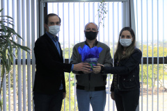 Sesp recebe muda de manacá-da-serra em comemoração ao Dia Nacional do Voluntariado