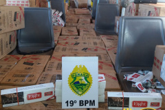 Ônibus carregado com mais de oito mil maços de cigarros é apreendido pela PM no Oeste do estado