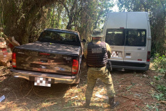 BPFron apreende carros e 9 mil de pacotes de cigarro contrabandeado do Paraguai em Terra Roxa (PR)