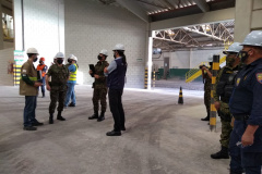 Policiais militares ambientais prestam apoio ao Exército na fiscalização de nitrato de amônio em Paranaguá