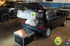 No Oeste do estado, PM apreende arma de fogo e carro carregado com contrabando em situações distintas