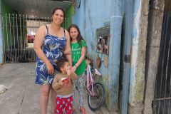 Policiais militares encontraram menina perdida na Linha Verde e tentam ajudar com vaquinha para comprar um cachorro