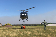  Helicóptero da PM auxilia no combate a incêndio em Ilha Grande