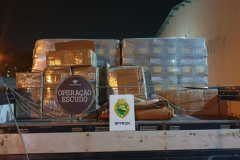  BPFron apreende dois caminhões e dois carros carregados com cigarros e eletrônicos contrabandeados no Oeste do estado 