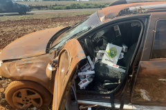 Carro capota com 1,6 mil pacotes de cigarros contrabandeados em Marechal Cândido Rondon 
