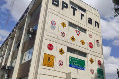  BPTran cria mosaico com placas de sinalização de trânsito para caracterizar identidade visual da unidade 