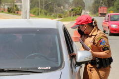 Policiais femininas fazem blitz de conscientização sobre prevenção ao câncer de mama em rodovia da RMC
