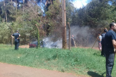 Agentes brigadistas apagam incêndio em carro que estava próximo à Penitenciária Estadual de Foz do Iguaçu