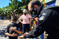 Em Cascavel, agentes do SOE homenageiam criança protetora dos animais e são homenageados pelo garoto