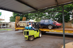 Segurança Pública e Polícia Militar limpam pátio de veículos de quartel, em Assis Chateaubriand