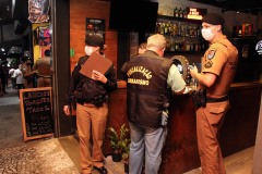 Ação Integrada de Fiscalização Urbana fecha 25 estabelecimentos comerciais em Curitiba