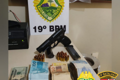 Armas, cigarros e pneus são apreendidos pela PM; carro furtado é recuperado no Oeste do estado