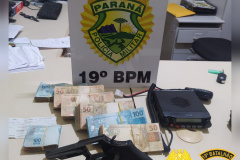 Em uma única situação, 11 pessoas são presas, R$ 55 mil em dinheiro e uma arma de fogo são apreendidos pela PM em Terra Roxa (PR)