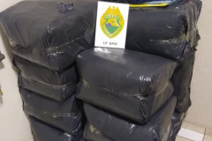 PM de Apucarana (PR) descobre paradeiro de autores de roubo à confecção e recupera 14 fardos de roupas