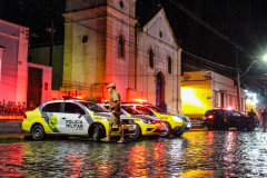 Mais de 250 pessoas são abordadas e duas acabam presas durante operação da PM em Morretes e Antonina