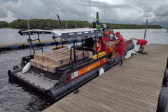 Lancha do Corpo de Bombeiros leva materiais para auxiliar as comunidades rurais de Guarequeçaba, no Litoral do estado