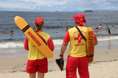 Orientação dos guarda-vidas e conscientização do cidadão fazem diminuir número de salvamentos no litoral na primeira quinzena do verão