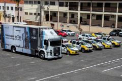 Policiais militares passam por instrução de tiro em caminhão de treinamento com simulador