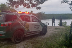 Polícia Ambiental combate descarte de resíduos a céu aberto e resgata aves silvestres no Litoral