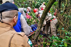 Homem é resgatado por equipes da Polícia Militar e do Siate após se ferir durante trilha no Morro do Boi, em Matinhos (PR)