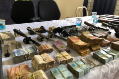 PM cumpre 41 mandados e apreende armas e carros de luxo na RMC e Litoral