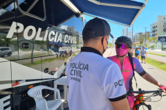 Os policiais civis estão à disposição no ônibus, realizando atendimentos como a confecção de boletins de ocorrência e orientações quanto à atribuição da polícia judiciária.