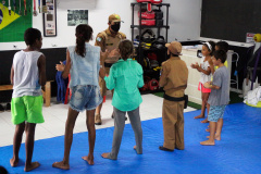 Polícia Militar doa alimentos para alunos de projeto social de jiu jitsu, em Guaratuba