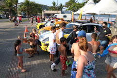 PM leva diversão às praias com exposição de viaturas e pintura de rosto para crianças