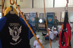 Adolescentes e orientadores visitam base do BPMOA em Londrina