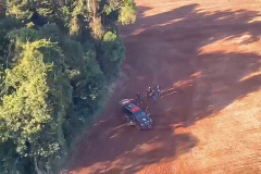 Policiais em área rural