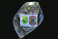 BPFron e Polícia Federal apreendem embarcação carregada com droga em Guaíra