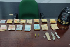 Dinheiro e munição apreendidos