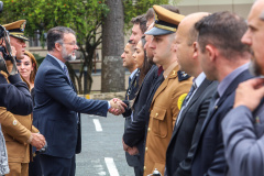 Tropas em formação, cumprimentos entre autoridades e condecorações