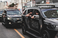 policias dentro das viaturas