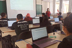 Alunos da polícia civil assistem aula com notebooks