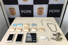 Drogas e celulares em frente à painel da PCPR