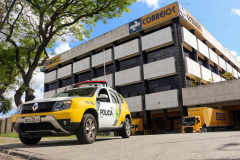viatura da PMPR em frente ao prédio dos Correios