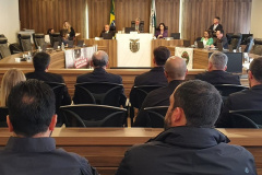 audiência vista do fundo da sala, as pessoas estão de costas