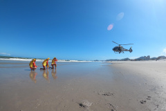 Alunos do curso de guarda-vidas fazem treinamento com apoio do helicóptero do BPMOA