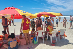 Corpo de Bombeiros salva 15 pessoas após naufrágio de embarcação na Ilha do Mel