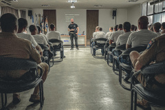 63 alunos do Curso de Formação de Praças do 9° Batalhão da Polícia Militar do Paraná, de Paranaguá, no Litoral do Estado, tiveram uma aula nesta sexta com o policial penal Rodrigo Almeida. 