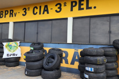 Polícia Rodoviária apreende 200 pneus contrabandeados e mais de 170 garrafas de vinho