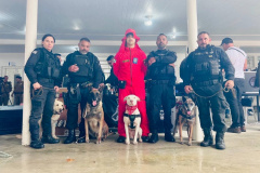 Cães da Polícia Penal são atração do Litoral Cidadão; no centro, Kira do Corpo de Bombeiros.